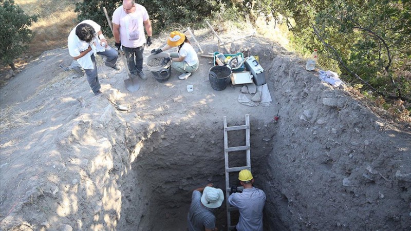 150 yıl önce kazıda tahrip ettiği höyüğe yaklaştı