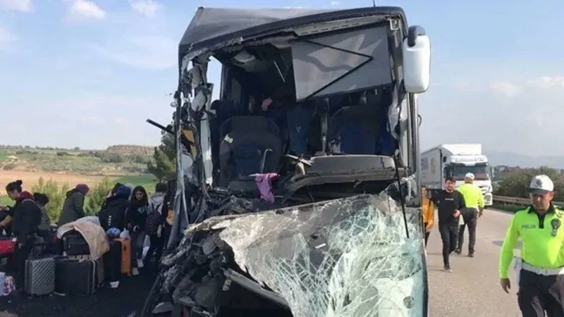 Depremzede öğrencileri taşıyan otobüs kaza yaptı: 2 ölü, 6 yaralı